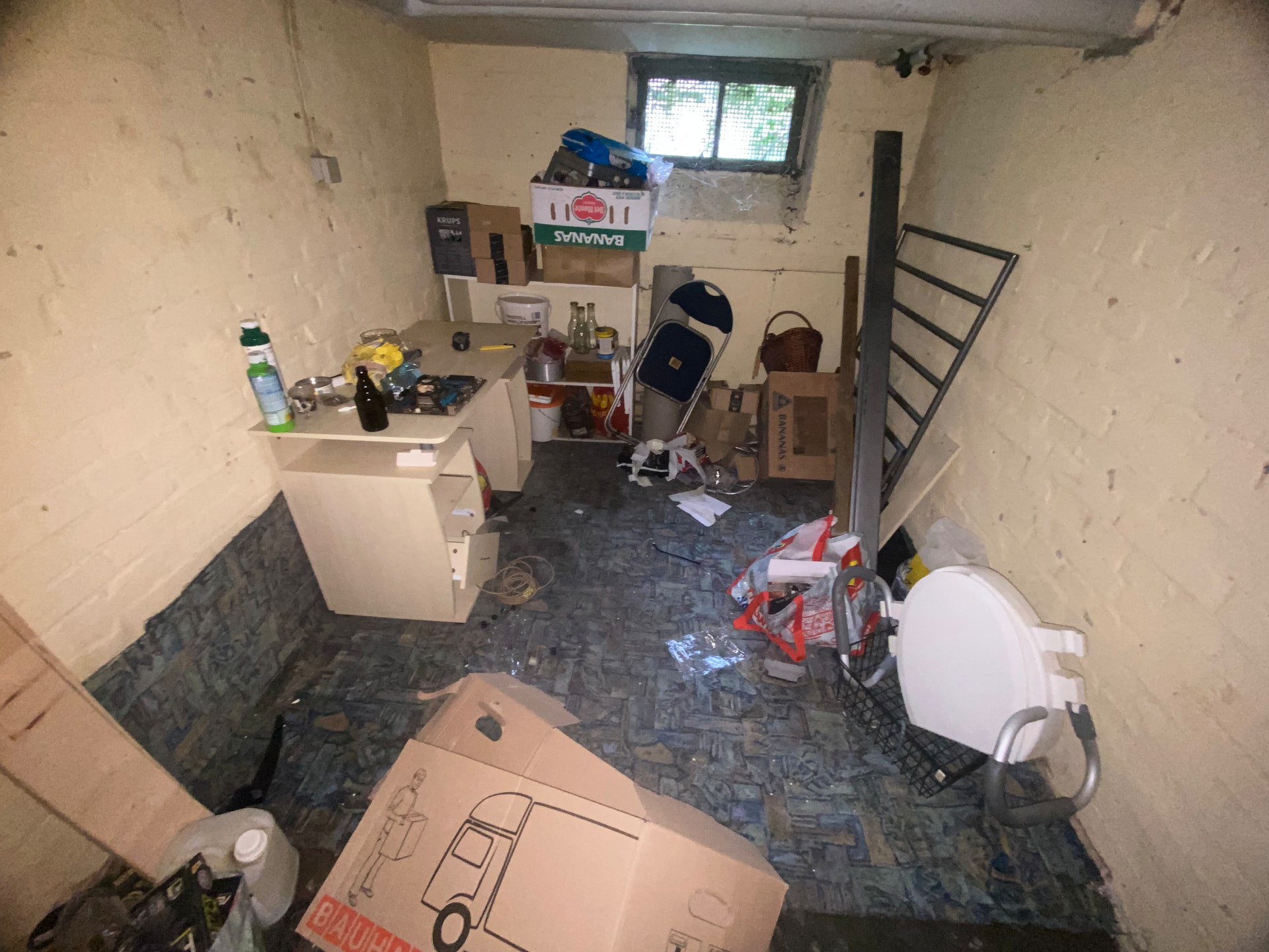 Kellerraum mit Möbeln und Hausrat vor der Räumung